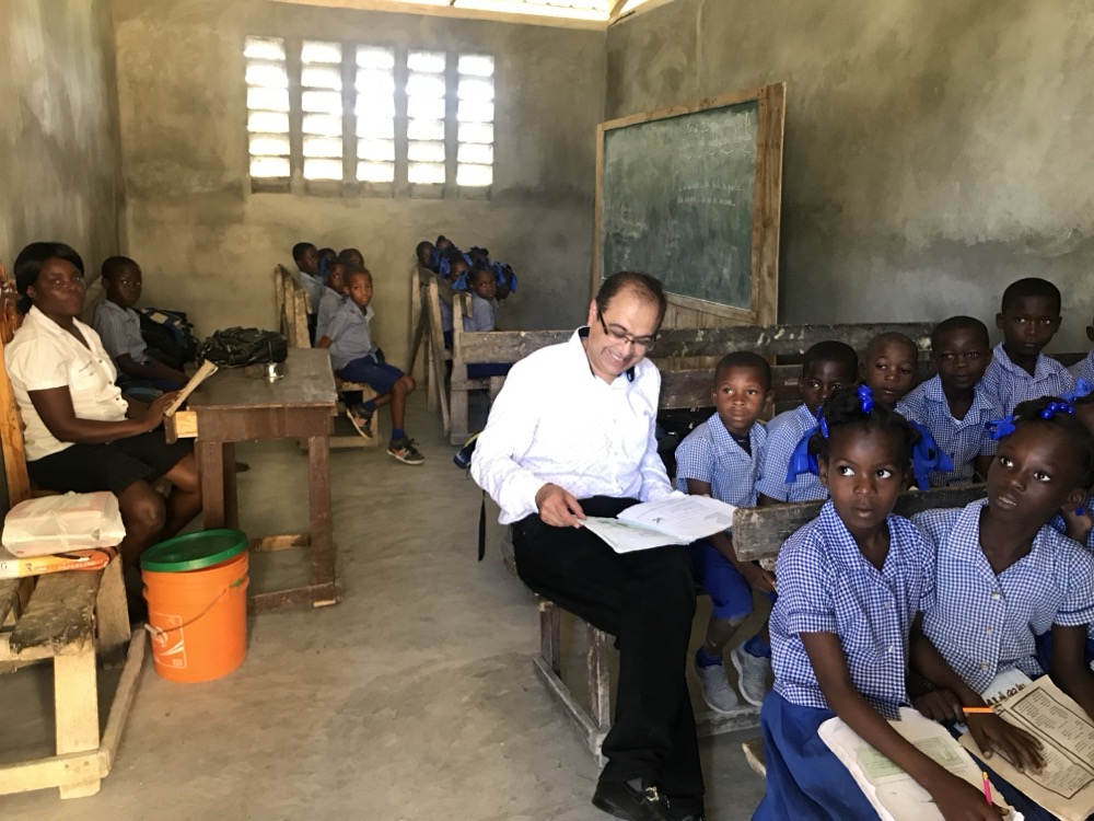 Puneet Nanda reading with schoolchildren